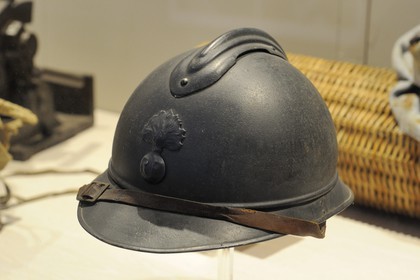 France, Meuse (55), région de Verdun, Fleury-devant-Douaumont, Mémorial de Verdun construit sur le site de la gare du village détruit, casque français