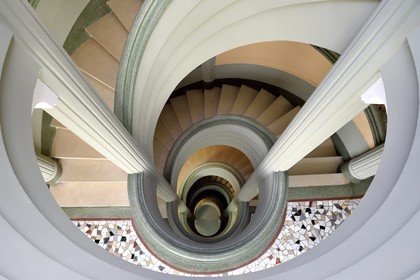 France, Alpes-Maritimes (06), Nice, quartier des Baumettes, l'immeuble Art déco Le Gloria Mansions, l'escalier de service en colimaçon