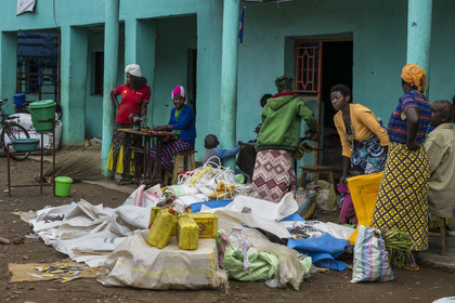 Rwanda, Province du Nord, District de Musanze (Ruhengeri), jour de marché à Muryabazira sur la Route Nationale 4 entre Kigali et Ruhengori, les couturières