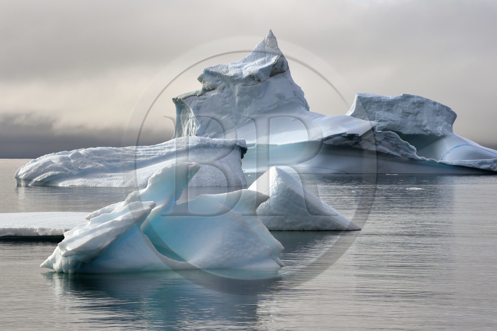 Groenland, cote ouest, Ile de Disko, baie du village de Qeqertarsuaq, icebergs dans la brume