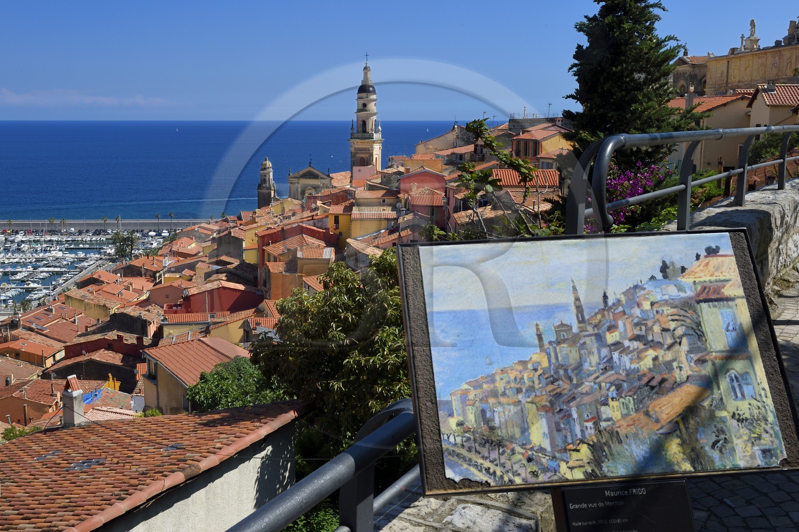 France, Alpes-Maritimes (06), Menton, la vieille ville dominée par la Basilique Saint Michel et reproduction d'une peinture de Maurice Frido
