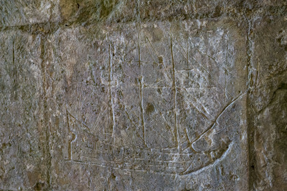 France, Charente-Maritime (17), Saintonge, Marennes-Hiers-Brouage, citadelle de Brouage, labellisé Les Plus Beaux Villages de France, graffitis de navires du XVIIème siècle, liés au commerce du sel, sous la porte Royale et gravés par les soldats qui les observaient sur les quais maritimes