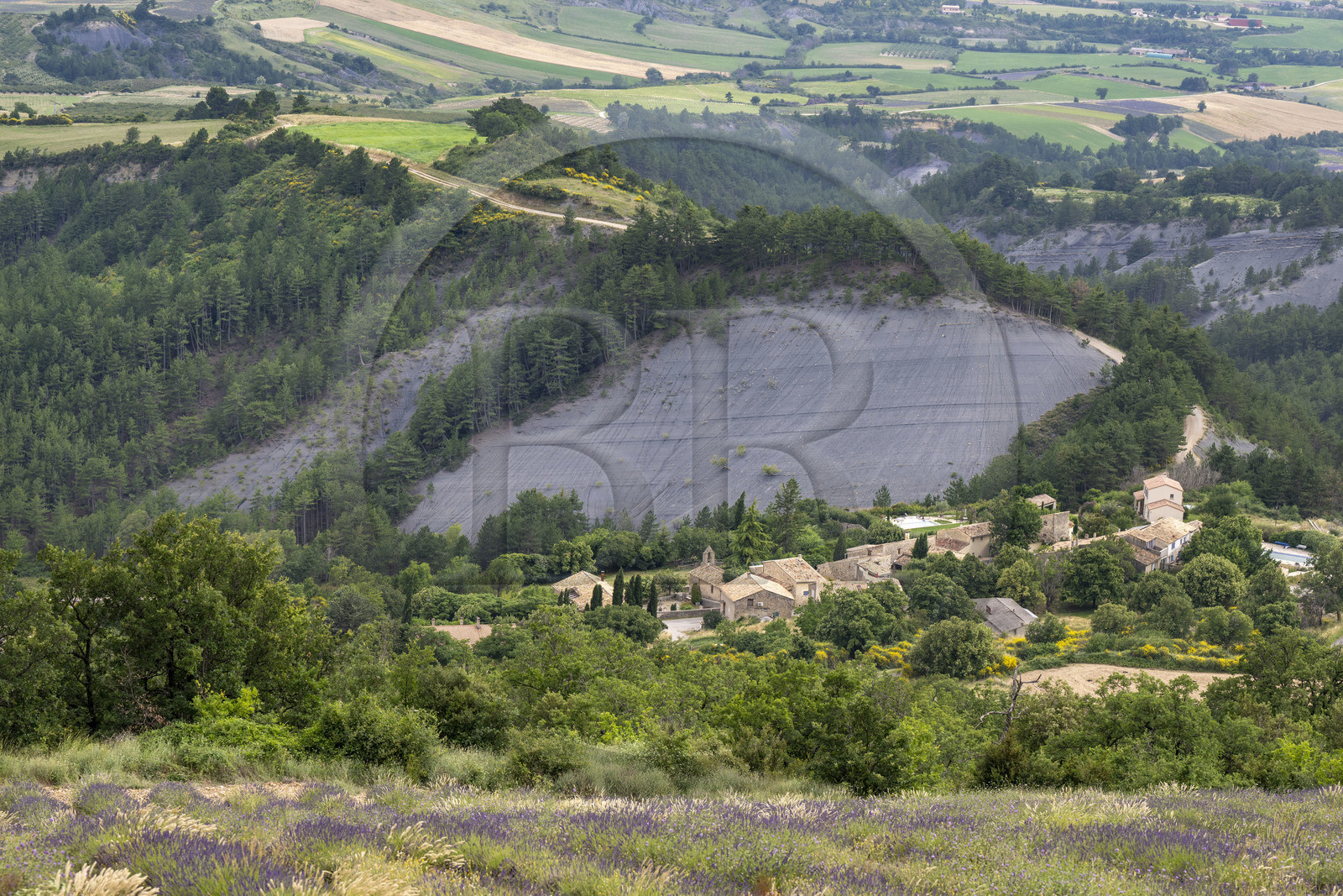 France, Drôme (26), parc naturel régional des Baronnies provençales, Bellecombe-Tarendol, marnes noires, montagne de terre noire constituée de roche feuilletée issues d’un mélange d’argile et de calcaire