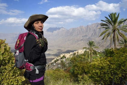 Sultanat d'Oman, Gouvernorat d'Al-Batina du Sud, Hajar occidental, Wadi Mistall, la randonneuse Badour Al Salhi dans les cultures en terrasse surplombant le village de Wakan (Wukan)
