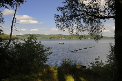 France, Nièvre (58), pêcheur à la ligne au bord du lac des Settons