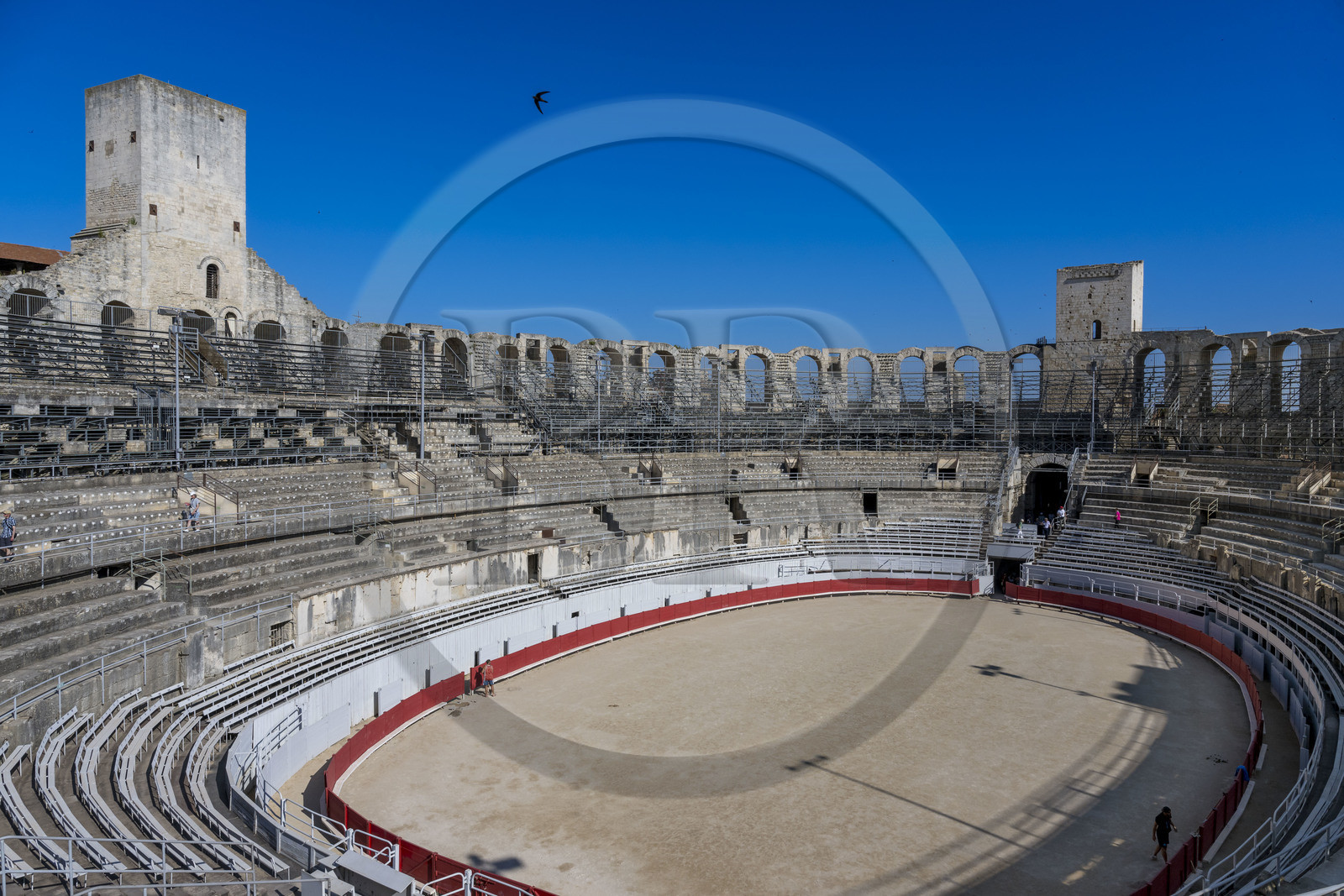 France, Bouches-du-Rhône (13), Arles, les Arènes, amphithéatre romain construit vers 80-90 apr. J.-C., classé Patrimoine Mondial de l'UNESCO, deux des trois tours restantes sur quatre construites pour en faire une forteresse après la chute de l'empire romain