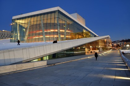 Norvège, Oslo, quartier des docks de Bjorvika, l'Opéra sous la neige concu par le cabinet d'architecture Snohetta dont notamment Tarald Lundevall