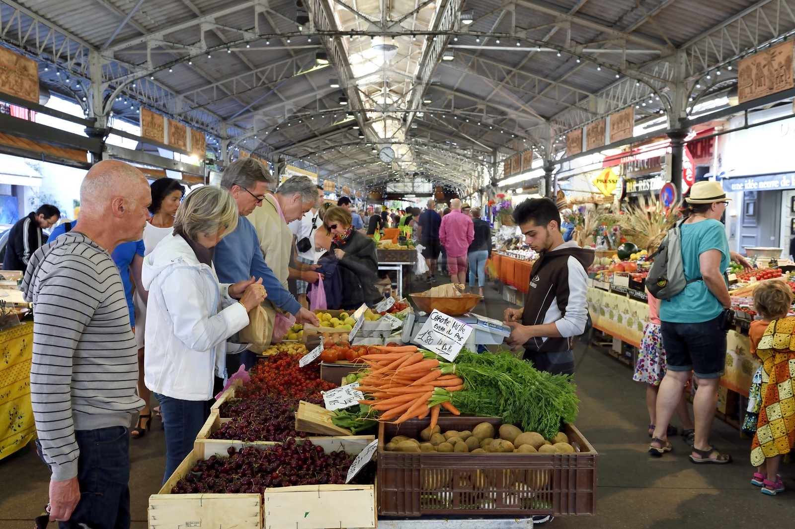 France, Alpes-Maritimes (06), Antibes, le marché provencal dans la vieille ville