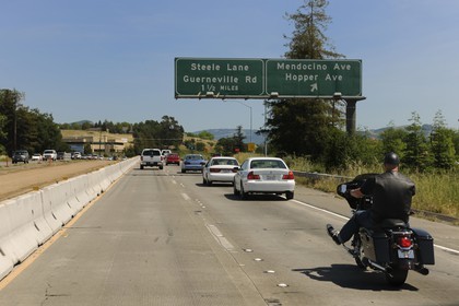 Etats-Unis, Californie, motard sur l'autoroute 80