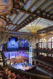 Espagne, Catalogne, Barcelone, Palau de la Musica Catalana (palais de la musique catalane), salle de concert dessinée par l'architecte du modernisme catalan Lluis Domènech i Montaner, site classé au Patrimoine Mondial de l'UNESCO, grande verrière, coupole de vitraux oeuvre de Antoni Rigalt i Blanch