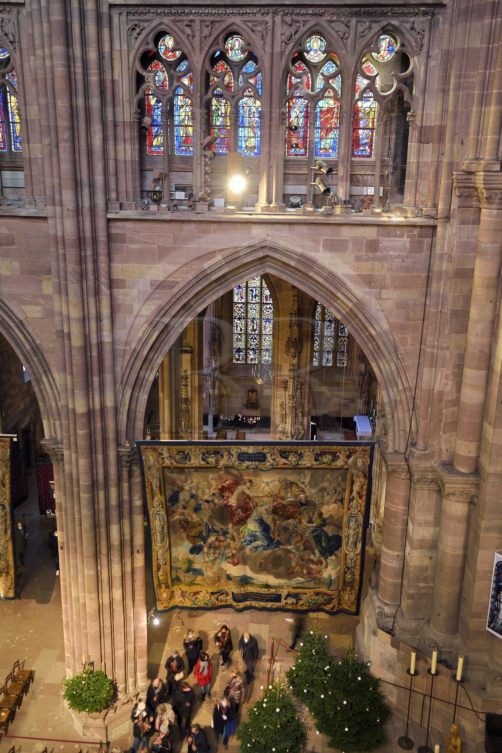 France, Bas-Rhin (67), Strasbourg, vieille ville classée au Patrimoine Mondial de l'UNESCO, la cathédrale Notre-Dame, les Scènes de la vie de la Vierge réalisées à la demande de Richelieu sont une série de quatorze tapisseries suspendues dans la nef durant la période de l'Avent, sous le triforium
