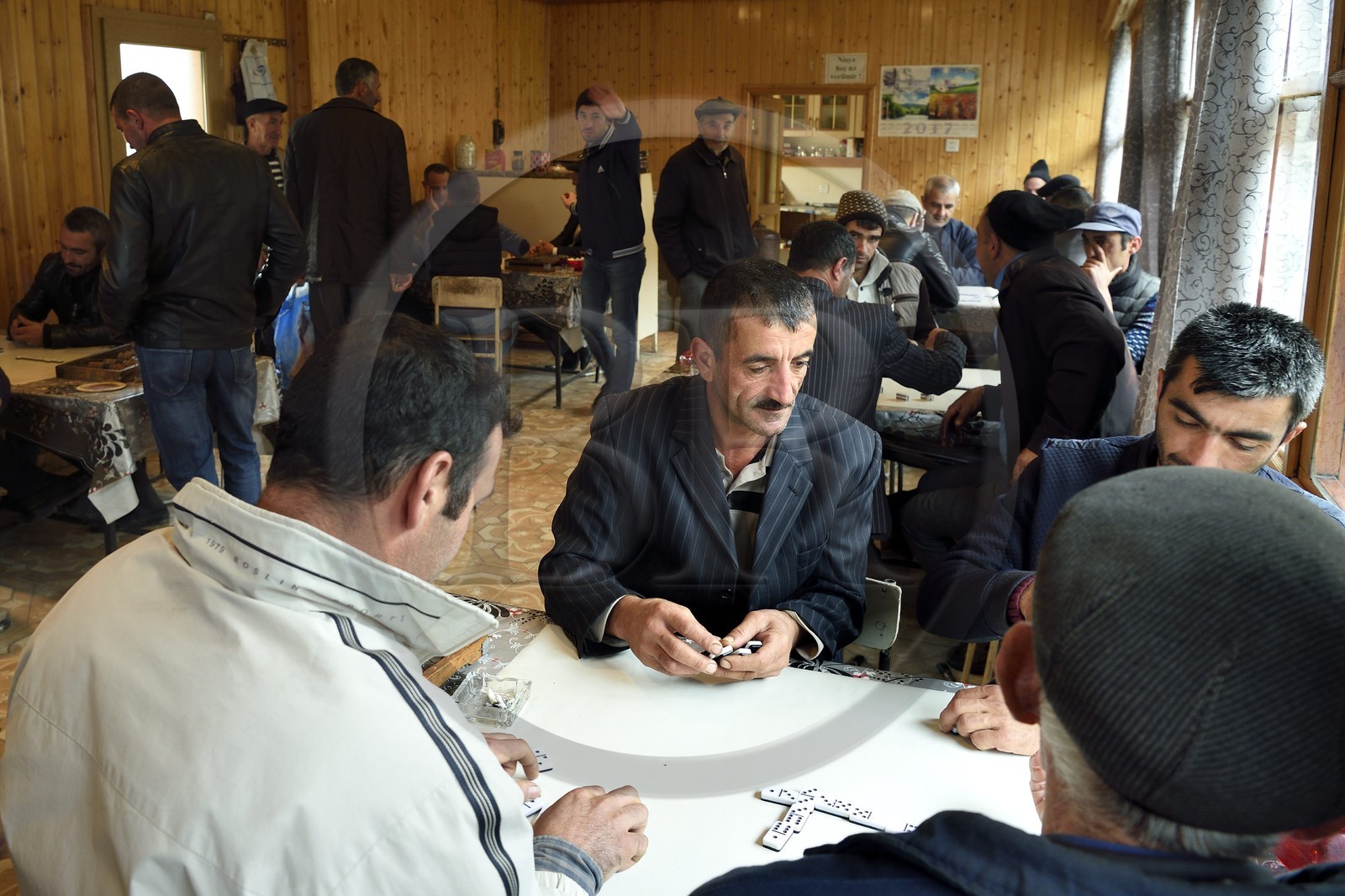 Azerbaïdjan, région de Ismailli, Lahij (Lahic), joueurs de dominos dans le café Azerbaïdjan, région de Ismailli, Lahij (Lahic), joueurs de dominos dans le café