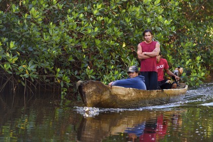 Nicaragua, la côte pacifique de Leon, pirogue dans la mangrove du parc national Isla Juan Venado