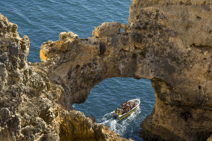 Portugal, Algarve, Lagos, découverte en bateau des grottes dans les falaises escarpées de la Ponta da Piedade