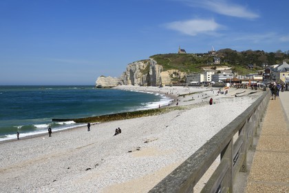 France, Seine-Maritime (76), Pays de Caux, Côte d'Albâtre, Etretat, la plage et la falaise d'Amont surplombé par l'église Notre-Dame-de-la-Garde