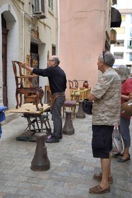 France, Alpes-Maritimes (06), Cannes, la vieille ville dans le quartier Le Suquet, ébeniste réparant une chaise dans la rue de la miséricorde