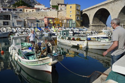 France, Bouches-du-Rhône (13), Marseille, quartier d'Endoume, le Vallon des Auffes, Alexandre Pinna patron des restaurants Chez Fonfon et Chez Jeannot à droite et le pêcheur Henri Rossi à gauche