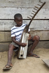 Gabon, province de Ogooué- Maritime, Omboué, région du Loango, joueur de harpe africaine n'gombi