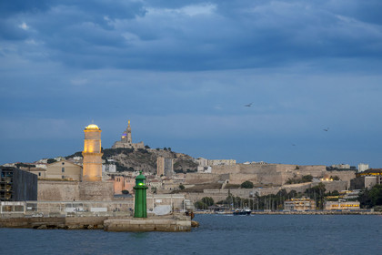France, Bouches-du-Rhône (13), Marseille, le Fort Saint-Jean à gauche, l’abbaye Saint-Victor au centre et la Citadelle de Marseille (Fort Saint-Nicolas) à droite, la basilique Notre Dame de la Garde en arrière plan