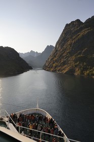 Norvège, Nordland, Iles Lofoten, l'Hurtigruten (l'express côtier) progressant dans le très etroit fjord Trollfjord en bordure du Raftsundet