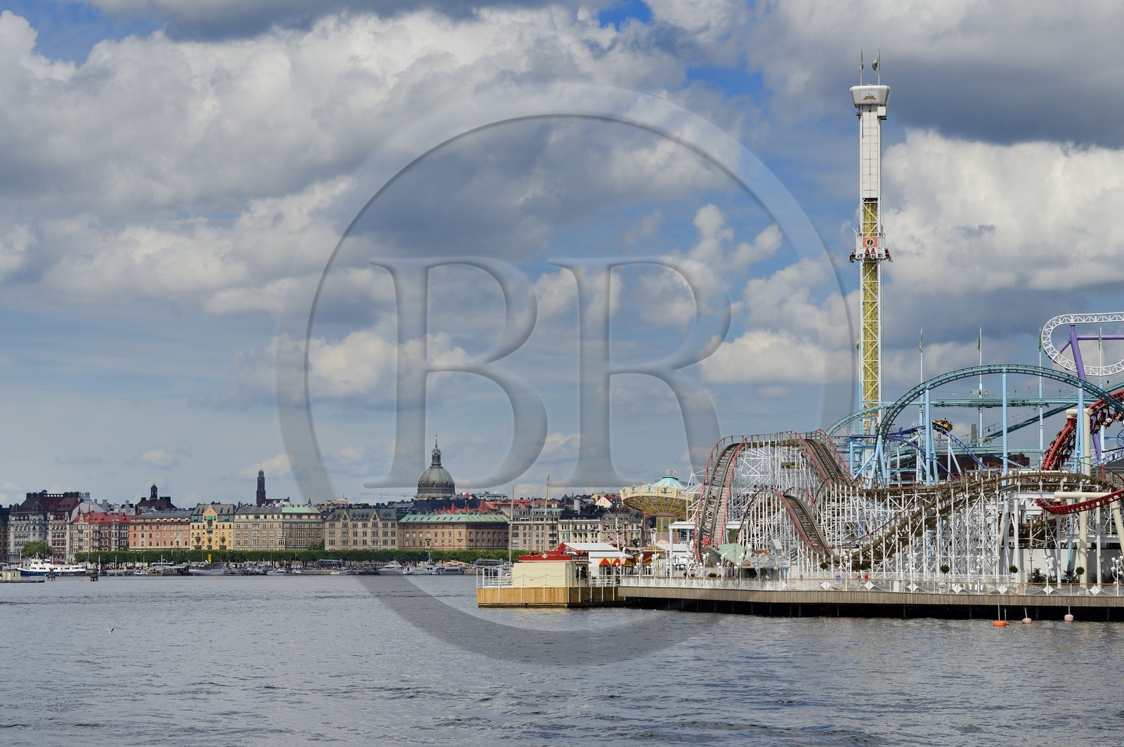 Suède, Stockholm, Djurgarden, le parc d'attractions Gröna Lund aux accents de fête foraine, montagnes russes