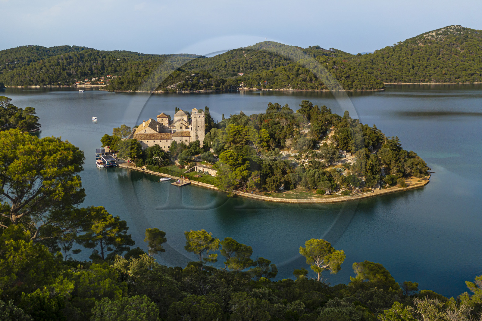 Croatie, Dalmatie, cote dalmate, Ile de Mljet, Parc national de Mljet, ancien monastère bénédictin sur l'ilot de Sainte Marie (Sveta Marija) (vue aérienne)