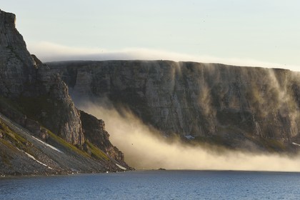 Groenland, cote Nord-Ouest, Murchison sund au nord de Baffin Bay, les falaises vertigineuses de Hakluyt Island au large de la cote ouest de Kiatak (Northumberland Island)