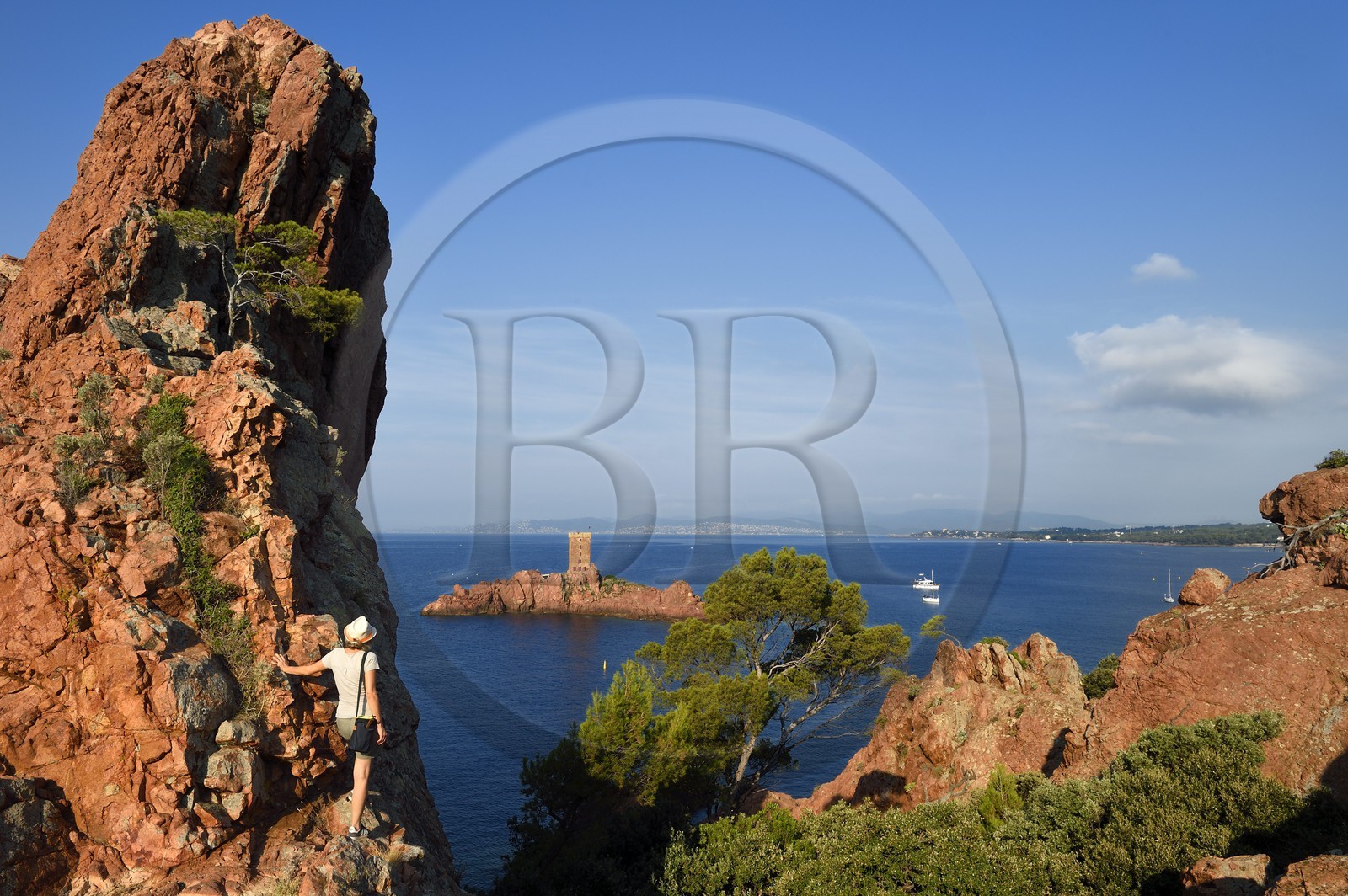 France, Var (83), Agay commune de Saint-Raphaël, massif de l'Estérel, la Corniche d'Or, la tour de l'Ile d'Or au large du cap du Dramont