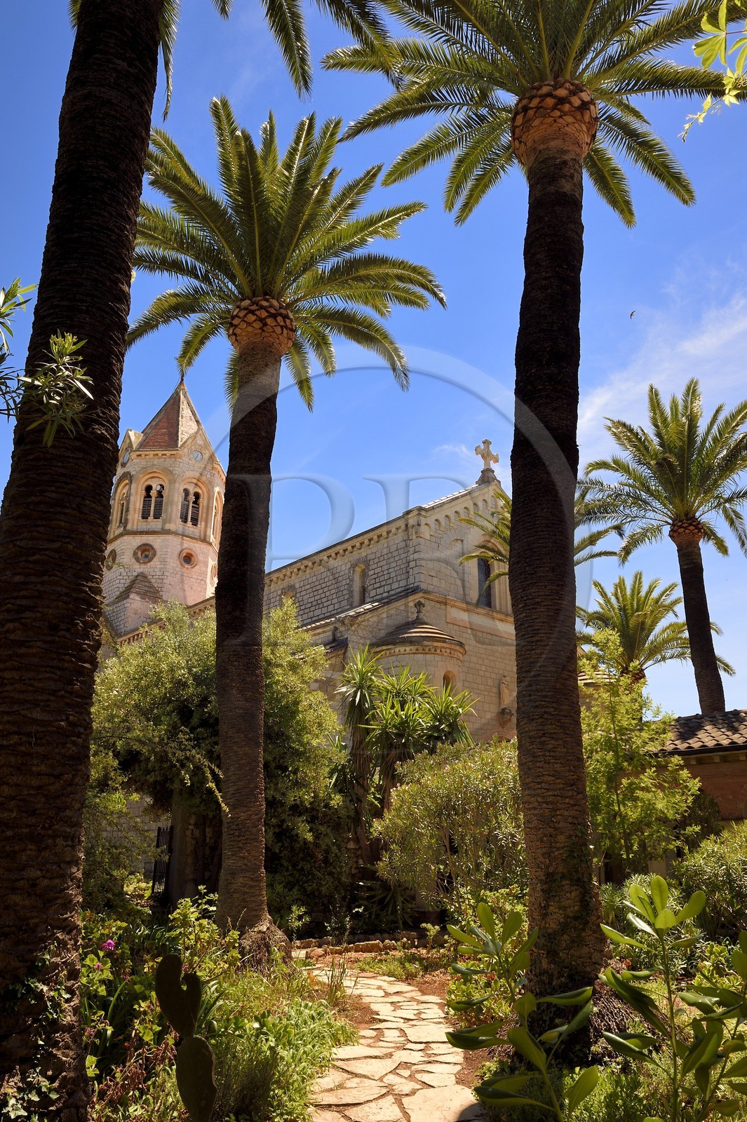 France, Alpes-Maritimes (06), Cannes, Iles de Lérins, Ile de Saint-Honorat, Abbaye de Lérins, l'église abbatiale et le monastère