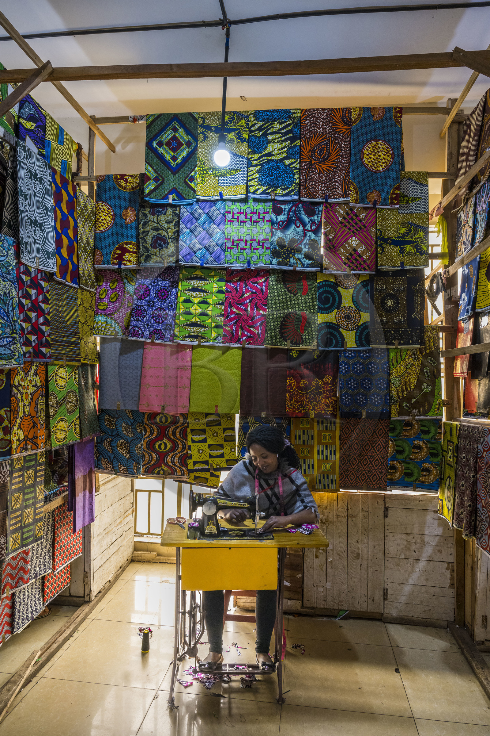 Rwanda, Province du Nord, Musanze (anciennement nommée Ruhengeri), centre commercial Goico plaza, étage de la vente de tissus et des couturières