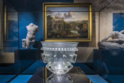 France, Saône-et-Loire (71), Autun, musée Rolin, exposition des chefs-d'oeuvres au muséum d'Histoire Naturelle pendant les travaux, coupe de Autun, vase diatrète romain du IVe siècle en verre soufflé et sculpté