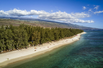 France, île de la Réunion, la Cote Ouest, plage du lagon de Saint-Gilles-Les-Bains à l'Ermitage-les-Bains, bordée par des filaos (vue aérienne)