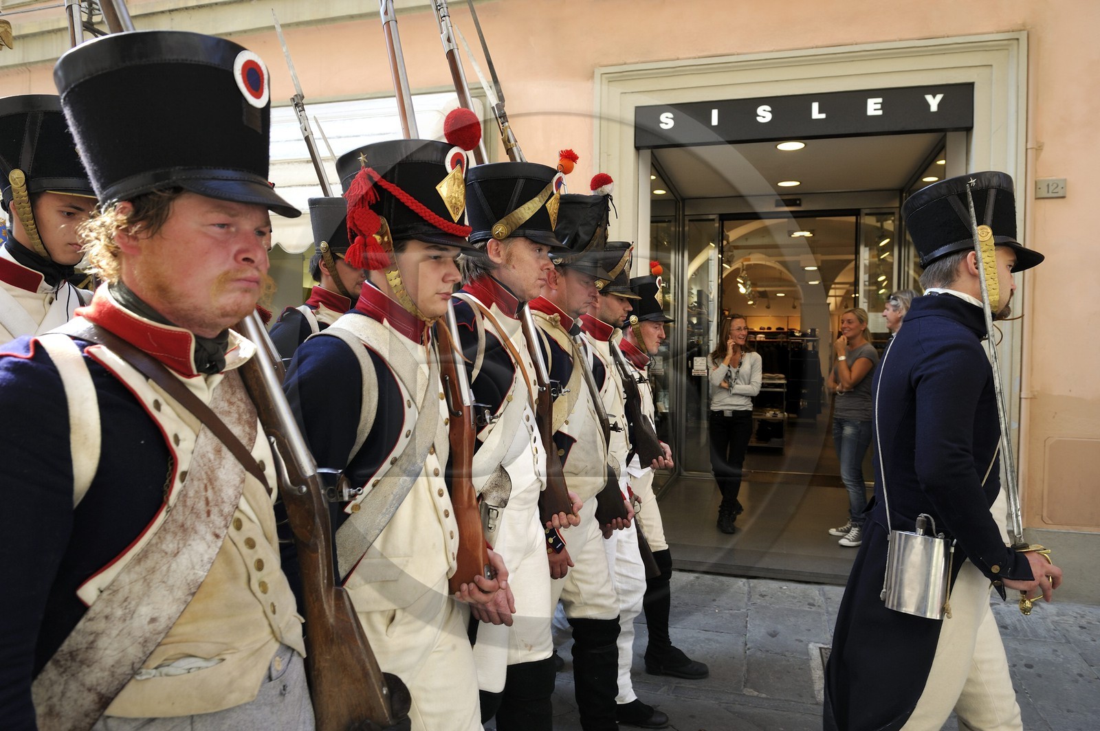 Italie, Ligurie, Sarzana, Napoleon Festival, soldats français de la Grande Armée du 18ème Régiment d'Infanterie de Ligne défilant dans les rues de la ville