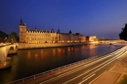 France, Paris (75), les rives de la Seine, classées Patrimoine Mondial de l'UNESCO, la Conciergerie sur l'île de la Cité et le pont au Change