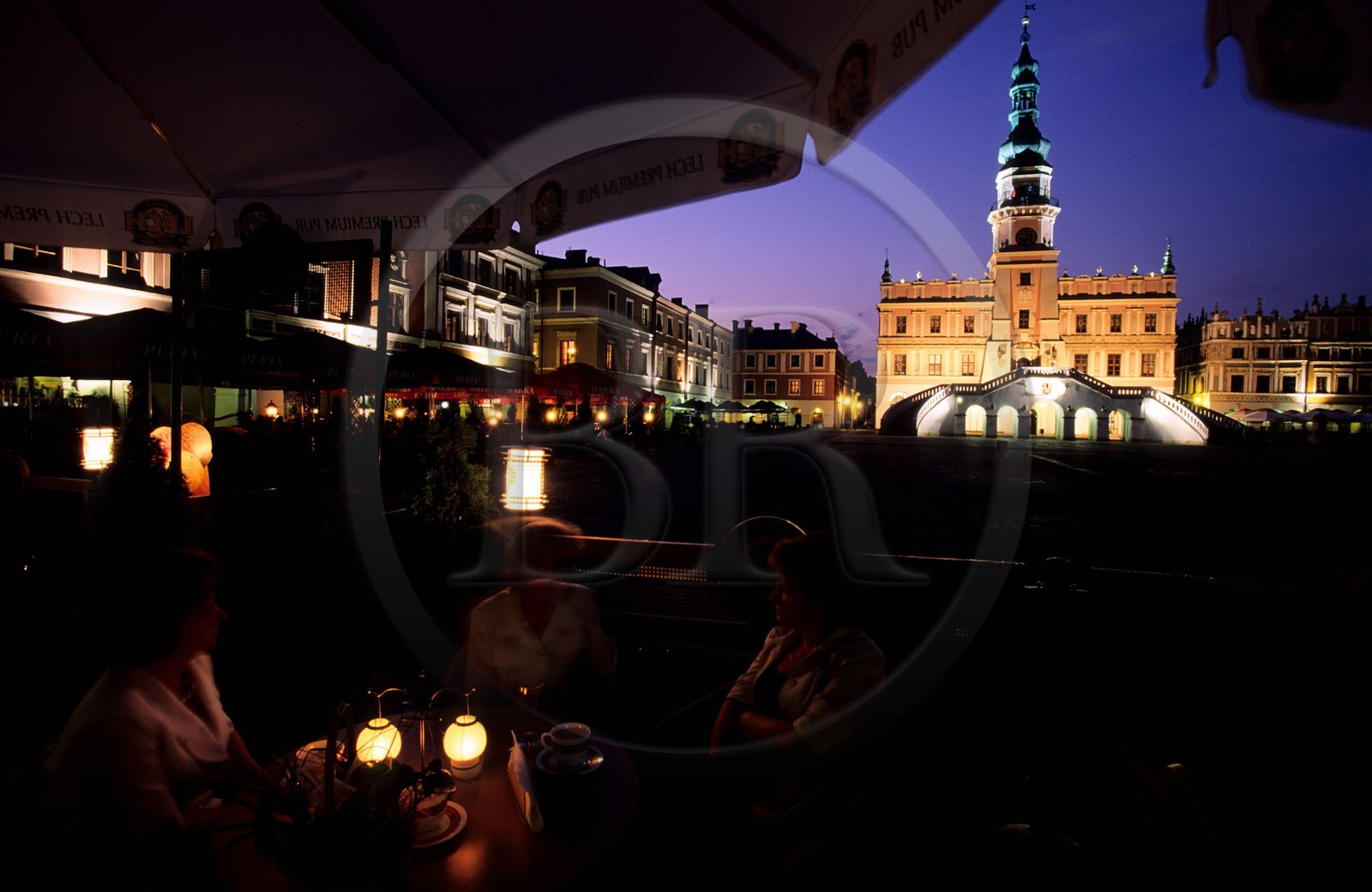 Pologne, région de Lublin, ville Renaissance de Zamosc classé Patrimoine Mondial de l' UNESCO, terrasse de restaurant sur la place du marché et l' Hôtel de ville Pologne, région de Lublin, ville Renaissance de Zamosc classé Patrimoine Mondial de l' UNESCO, terrasse de restaurant sur la place du marché et l' Hôtel de ville