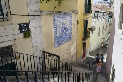 Portugal, Lisbonne, quartier de l'Alfama, ruelle en escalier Beco dos Loios