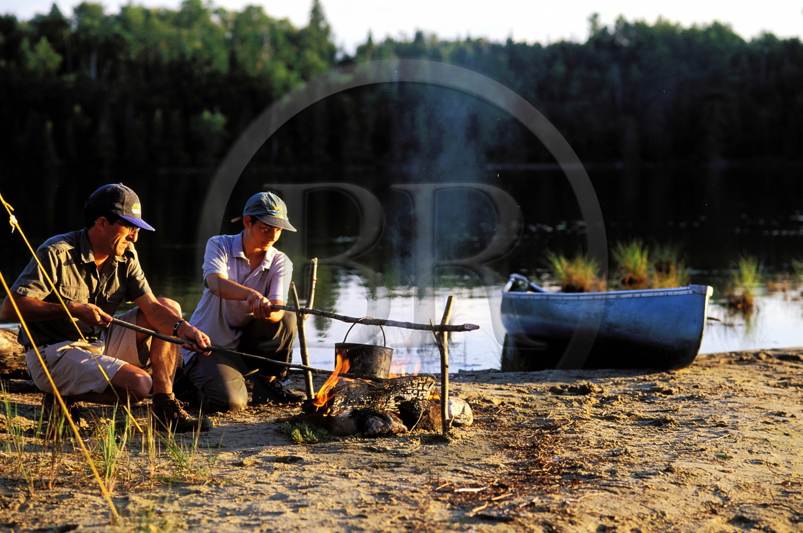 Canada, province de Québec, Réserve faunique de la Vérendrye, Grand Lac Victoria, préparation du repas du soir au campement