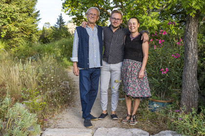 France, Var (83), Provence Verte, Bras, vers Saint-Maximin-la-Sainte-Baume, la maison d'hotes Le Peyrourier - une campagne en Provence, Martina et Claude Fussler et leur fils Fabrice