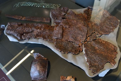 France, Puy-de-Dôme (63), plateau de Gergovie, site historique de la bataille entre les Arvernes et les légions de César en 52 avant Jésus-Christ, Musée Archéologique, cotte de maille d'une armure romaine rouillée qui était un trophée guerrier gaulois