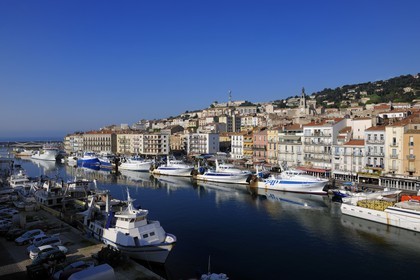 France, Hérault (34), Sète, canal Royal, thonier à quai au pied du Mont Saint-Clair et de l’église décanale saint Louis