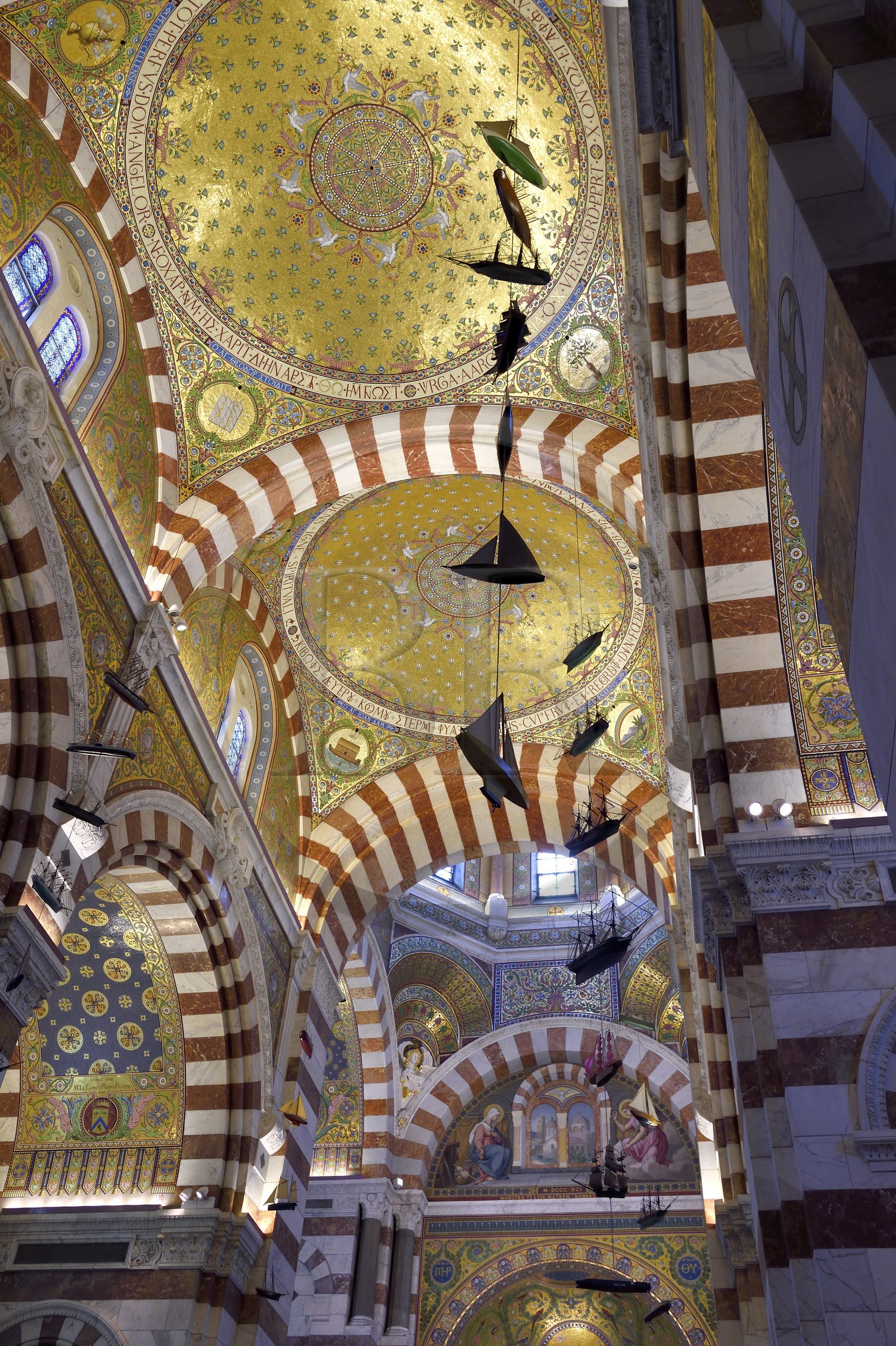 France, Bouches-du-Rhône (13), Marseille, basilique Notre-Dame de la Garde, de nombreux ex-voto sont offerts à la Vierge, au plafond sont suspendus de petits vaisseaux avec leurs agrès et ayant leur nom inscrit sur la poupe