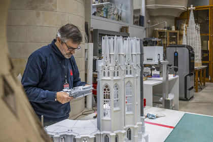 Espagne, Catalogne, Barcelone, quartier de l'Eixample, basilique de la Sagrada Familia de l'architecte du modernisme catalan Antoni Gaudi classée Patrimoine Mondial de l'UNESCO, l'atelier maquettes, Ignasi Badia Nogués reconstitue la maquette fabriquée en 3D de la facade de l'abside orientée Nord Ouest