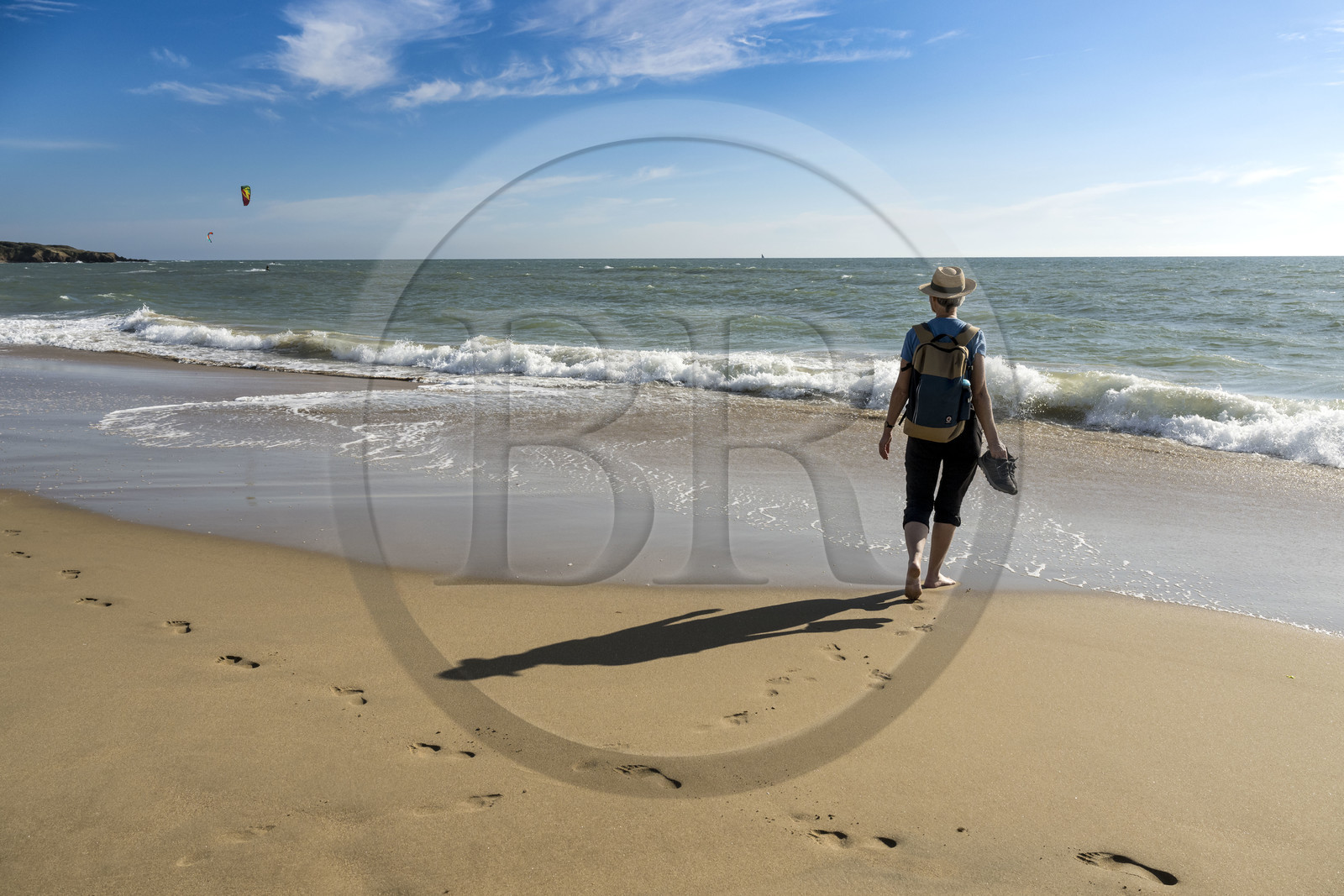 France, Vendée (85), Talmont-Saint-Hilaire, la Pointe du Payré, randonneur sur la plage du Veillon