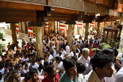 Sri Lanka, center province, Kandy, Temple of the Buddha Tooth (Sri Dalada Maligawa), the crowd of pilgrims comes to see the dogoba containing the relic of the tooth