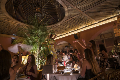 France, Alpes-Maritimes (06), Cannes, diner festif au restaurant en vogue Le Salama