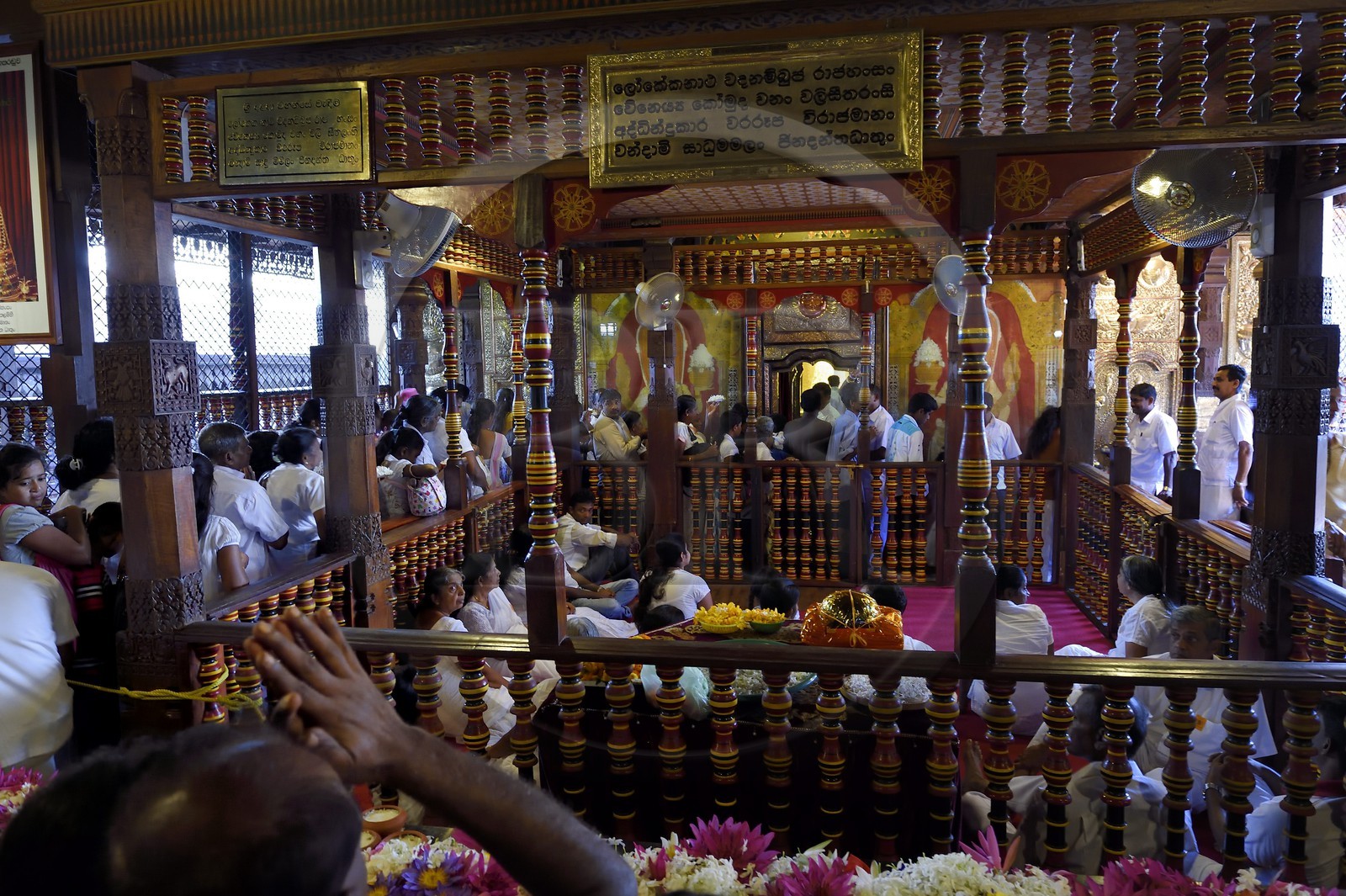 Sri Lanka, province du centre, Kandy, ville sacrée classée patrimoine mondial de l'UNESCO, Temple de la Dent de Bouddha (Sri Dalada Maligawa), salle du sanctuaire, la dent est conservée dans un reliquaire en or en forme de dagoba