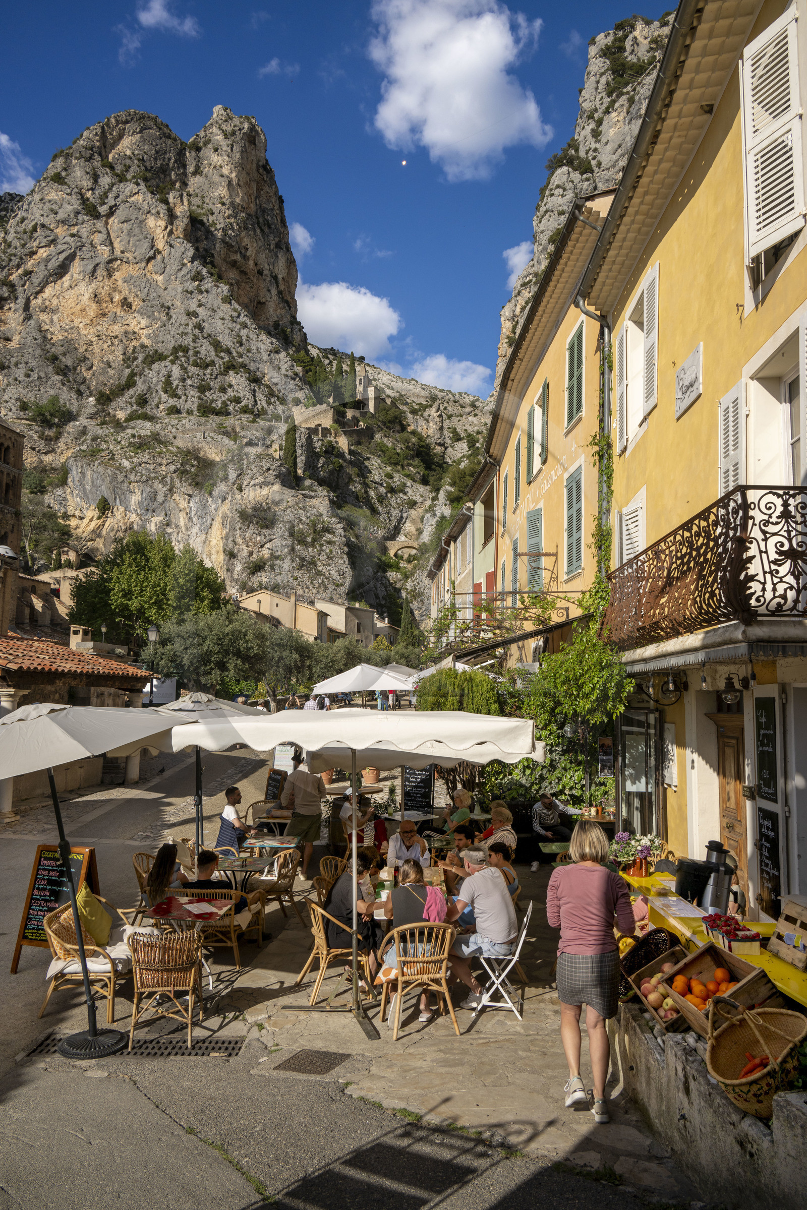 France, Alpes-de-Haute-Provence (04), Parc Naturel Régional du Verdon, Moustiers-Sainte-Marie, labellisé Les Plus Beaux Villages de France,l'Etoile de Moustier accrochée à une chaîne à plusieurs dizaines de mètres au-dessus du sol et la chapelle Notre-Dame de Beauvoir en arrière plan dans la falaise
