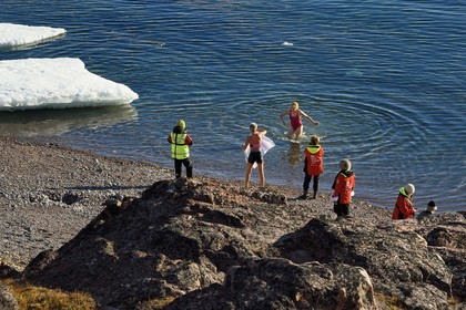Groenland, cote Nord-Ouest, Smith sound au nord de la baie de Baffin, Inglefield Land, site de Etah dans le Foulke fjord, baignade polaire depuis la plage