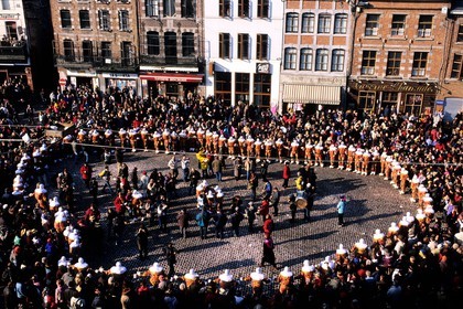 Belgique, Wallonie, Binche, carnaval de Binche, rondeau des Gilles devant l' hôtel-de-ville sur la Grand' place
