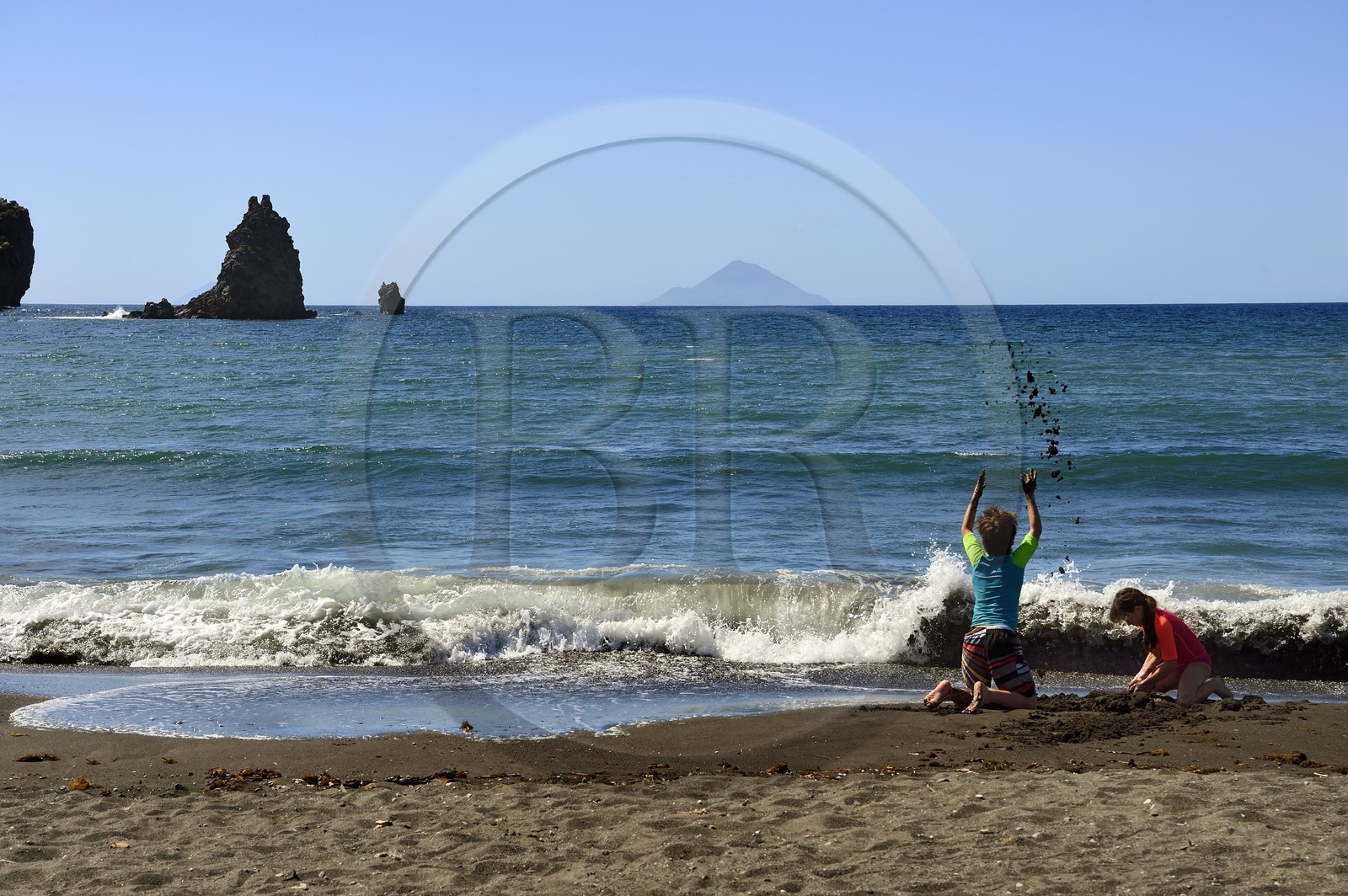 Italie, Sicile, iles Eoliennes, classées Patrimoine Mondial de l'UNESCO, ile de Vulcano, plage de sable noir de Porto de Ponente
